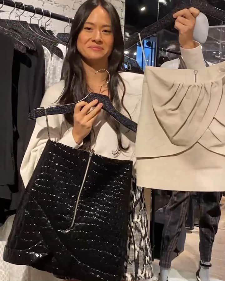 のインスタグラム：「A nossa estilista @lucianahosoi fala sobre as suas peças favoritas da nossa #sale, que está com descontos de 40% em roupas em preto e em branco. Confira agora a seleção dela e garanta os seus itens preferidos no nosso site, pelo WhatsApp ou em uma de nossas físicas abertas, que estão seguindo todas as medidas de saúde e higiene. #rosacha」