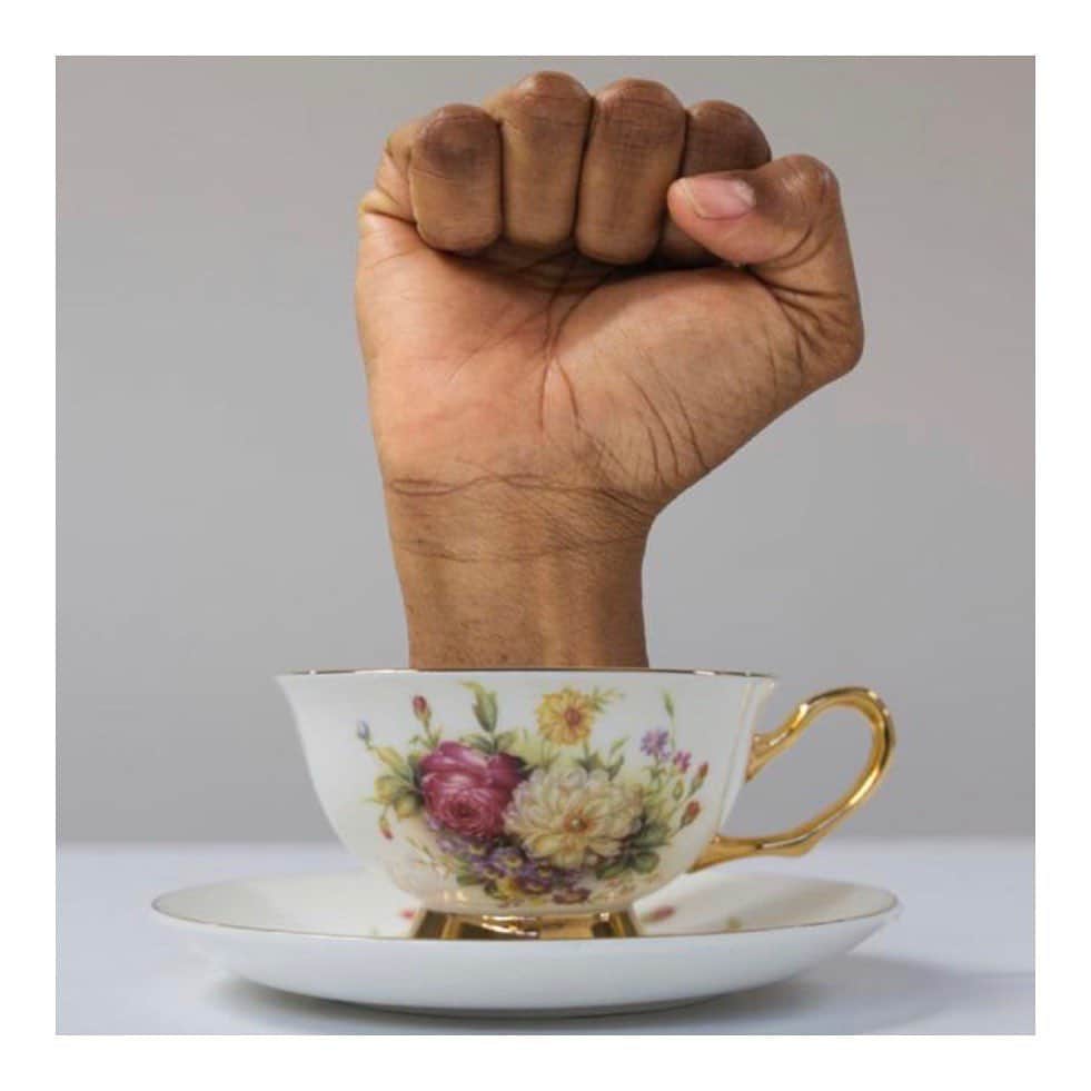 エマ・ワトソンのインスタグラム：「One thing we can all do to honour the struggle for racial justice in the US is to interrogate, understand and dismantle the racist structures of our own countries. The UK is the country I was brought up in, the country that I vote in and a country whose own history of systemic racism has shaped those elsewhere - American and British histories of racial oppression are very much intertwined. But it wasn’t until I became a student in an American university and was taught British history from an outsider’s perspective that I really started to understand the racial violence that scars British history. As a child I grew up with a school curriculum that totally glossed over British colonialism and British slavery. And any teaching around black civil rights movements were focussed on the American experience - as @renieddolodge points out in her book, Black History Month in the UK often ends up offering British children timelines of American activists. For me, understanding our past is a crucial part of understanding the injustices and inequalities of our present and remaking our future as a nation. Our school education system is key - the stories the national curriculum tells us about who we are, and the voices it centres, create a blueprint for how we interpret and interact with the world around us. As an adult, I’ve benefited from the work of people like @renieddolodge, David Olusoga, @johnymodern, @afuahirsch @akalamusic, Paul Gilroy, Stuart Hall and many others to help me understand my country’s history. But this learning needs to start much, much earlier if we are to dismantle deep-rooted systems of oppression and injustice. Thank you to all the historians, teachers, activists and students who are paving the way for a truly anti-racist education system.⁣ ⁣ First image by @rmraffinity, The True Crown. This image is part of I Am Sugar (2018), a series of photographs that respond to Stuart Hall’s 1991 essay, Old and New Ethnicities, in which Hall writes, “I am the sugar in the bottom of the English cup of tea.” The work appeared as part of Get Up, Stand Up Now, @somersethouse in 2018.⁣ ⁣ Swipe for a guide brilliantly put together by @theblackcurriculum ⁣」