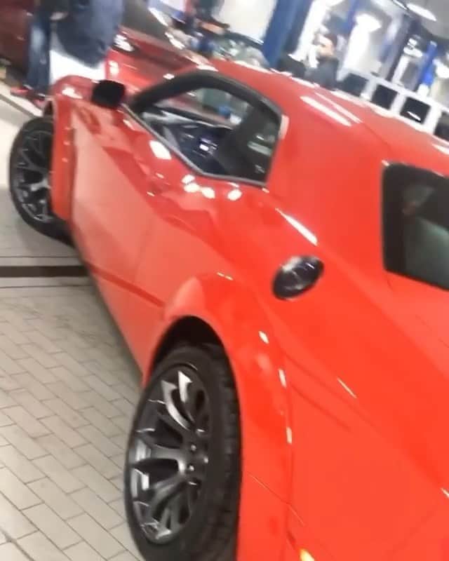ファンクマスター・フレックスのインスタグラム：「Repaired 2 flats... #challengerhellcatwidebody redeye! I’m ready to start the summer (mask on)! 40 Day Reset starts tomorrow! Focused! Ready! You hear me coming out the cars! WHO ELSE IS READY TO GET OUT THAT HOUSE?」