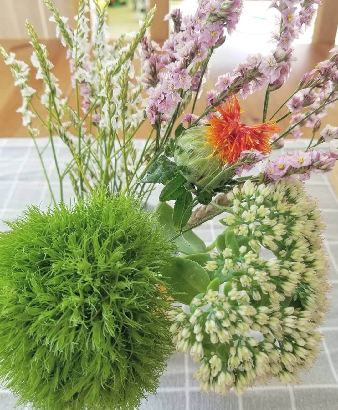 koyukkuma 一条工務店さんのインスタグラム写真 - (koyukkuma 一条工務店Instagram)「• @bloomeelife さんのお花が届きました🎵 • 今週は淡い色のお花とグリーンたっぷりなブーケでした💐 • 騒がしい日常やけど、ふとした時に見えるお花に癒されてます💓💓 • 3枚目は先週、先々週のお花を合わせたもの。 2週間前の枯れてしまったものは避けたけど、まだまだ元気なお花も残ってます！ • 意外と元気に咲き続けてくれて、長く楽しめますよ🎵 • • 初めての方は無料！！ ↓ ■クーポンコード：kuma ■有効期限：2020年6月30日 • お花選びが難しい、 ゆっくり選びに行くことができない、 ポストに届くので忙しい方にオススメです👐 • #bloomeelife #サブスク #お花のある暮らし #PR」6月5日 8時57分 - kumasan_ismart