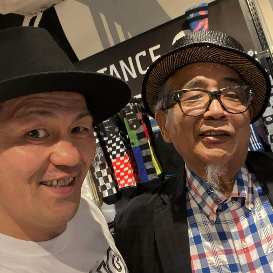 鈴木みのるさんのインスタグラム写真 - (鈴木みのるInstagram)「Encounter with him opened up possibilities for fashion  #piledriver_harajuku  #ca4la  前CA4LA社長の吉澤さんが店に遊びにきてくれた。日本初の帽子専門店として業界を切り開いてきたCA4LA。ほんと偶発的に…偶然、吉澤さんと知り合い…遊びに来いとのことで本社へ行ったらトントン拍子にコラボがスタート。年間数回という高頻度でコラボ商品を出し続けている。吉澤さんは、さすがにぶっ飛んでて面白い。面倒見のいい原宿の親分的存在。現在はCA4LAを離れたが、また何か面白いことやろうとしてるんじゃない？ちょっ、ちょっ、ちょっ！話だけでも聞かせてよ！」6月5日 8時51分 - suzuki.d.minoru