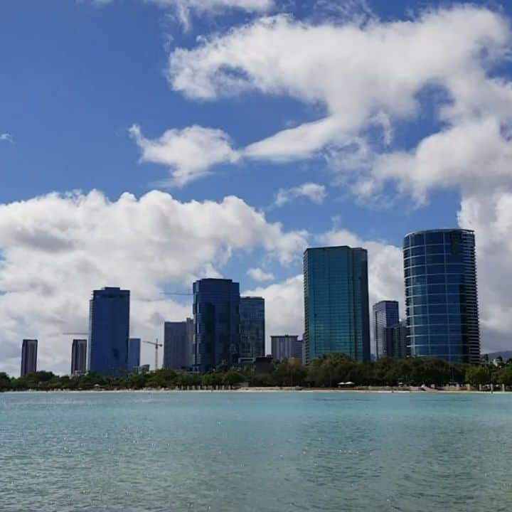 瀬川慶のインスタグラム：「Love the breezel of Hawaii! キモチ良すぎるハワイ!　注) 喋っちゃってるのでお気をつけて😅  #hawaii #aloha #alamoanabeach #magicisland  #hawaiianbreeze #covid19hawaii #socialdistancing #ハワイ #アロハ　#アラモアナビーチ #マジックアイランド #快晴　#喋ってるので音量小さめに　#ビーチ日和　#日焼け止め日和　#コロナに負けるな #距離は守ってます」
