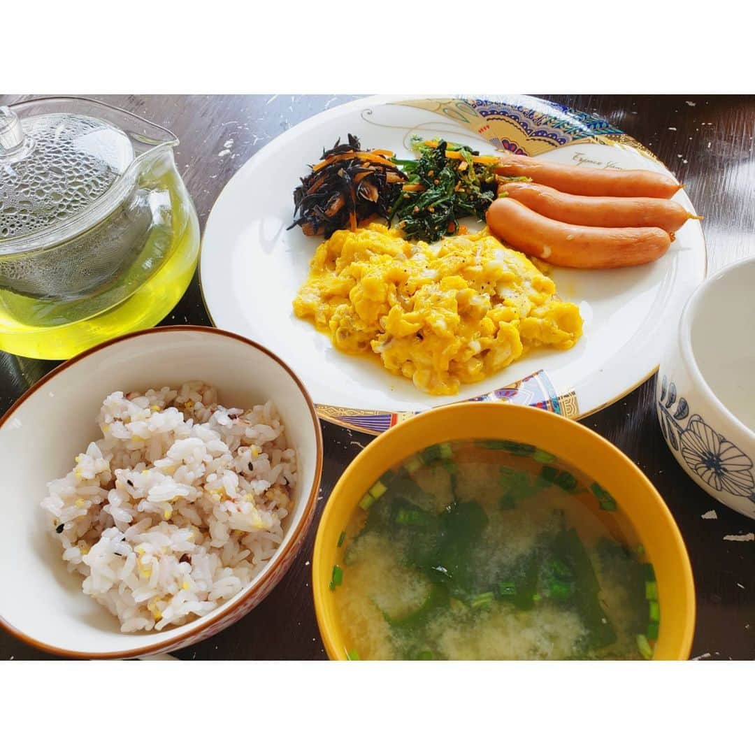 のインスタグラム：「本日のアトリエごはん。 ・お茶焚五穀ご飯 ・たまねぎ糀のスクランブルエッグ ・糀の味噌汁 ・ほうれん草のあえもの ・塩漬無添加ソーセージ ・ひじきの煮物  コンサルデーは体力勝負。 お昼休憩がほぼないので、朝はガッツリ目で。 やっぱり、ごはんが美味しいと幸せ。 . ． ． ―――――――――――――﻿ ． ▪️重要なおしらせ﻿ 『経営コンサルプロデュース』始動。﻿ ﻿ #起業家 #フリーランス #自営業 #中小企業 を対象としたブランド価値を高めて広告費をかけず、顧客獲得を目指す経営コンサルプロデュースを６月よりstartします。﻿ ﻿ すでに２名の方が意思表明されています。﻿ ﻿ 無形商材やコンテンツ、高単価商材のセールス方法などオンラインにも強い、プロデュースです。﻿ 本気の方と取り組ませてもらいます。﻿ ﻿ ※詳細は @buchimaki_1121 プロフィールURL→『経営コンサルプロデュース』をクリック！詳細ページに飛びます！ ﻿ ――――――――――――﻿ ﻿ #集客#経営戦略#ブランディング#宮崎#起業コンサル#起業 #宮崎#起業女子#美容室#売り上げアップ #サロン#福岡 #サロン集客#ビジネス強化 #思考 #女性起業家 #コンテンツ#薬膳#菌活 #セールス#宮崎のインフルエンサー #オンライン#プロデュース#SNS#SNS集客#経営#アトリエご飯」