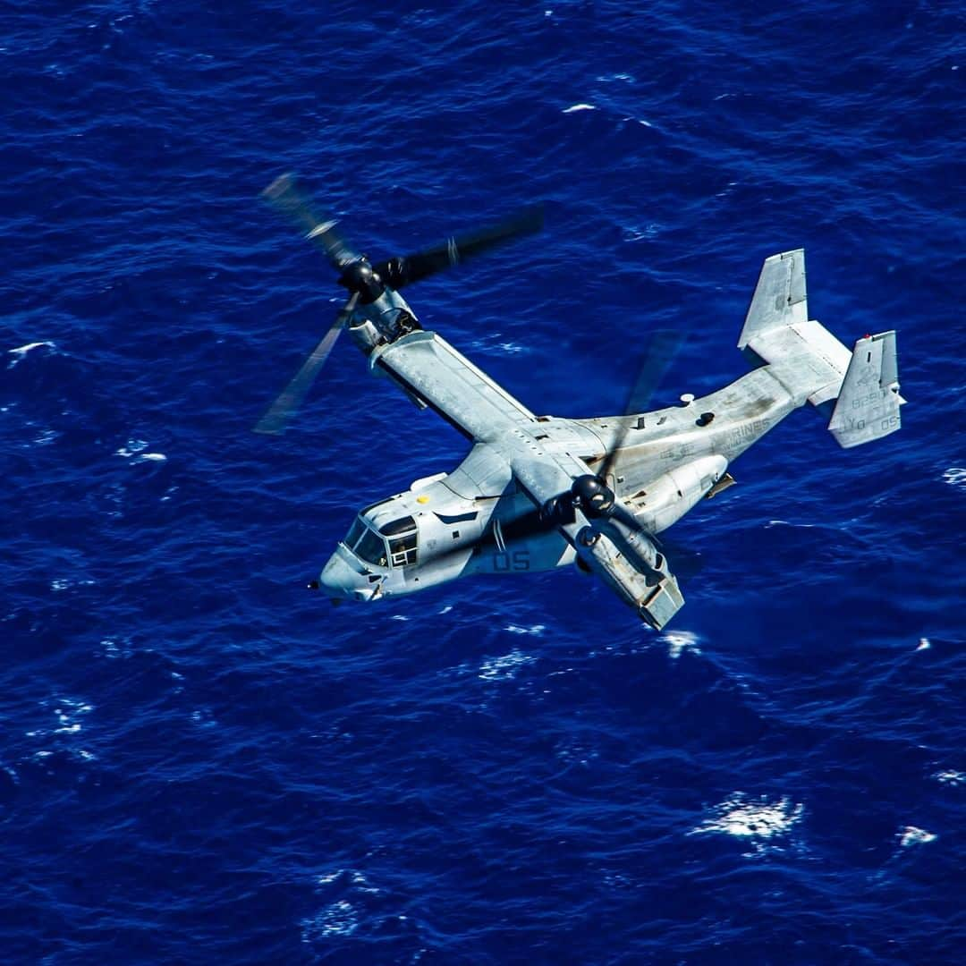 アメリカ海兵隊さんのインスタグラム写真 - (アメリカ海兵隊Instagram)「Feeling Blue  An MV-22B Osprey with Marine Medium Tiltrotor Squadron 268, @1stmaw_marines, flies during an exercise over the island of Oahu, Hawaii. The flight allowed the unit to train in their mission essential tasks, increasing proficiency and ensuring overall readiness. (U.S. Marine Corps photo by Lance Cpl. Jacob Wilson)  #USMC #Marines #Military #Osprey」6月5日 9時00分 - marines