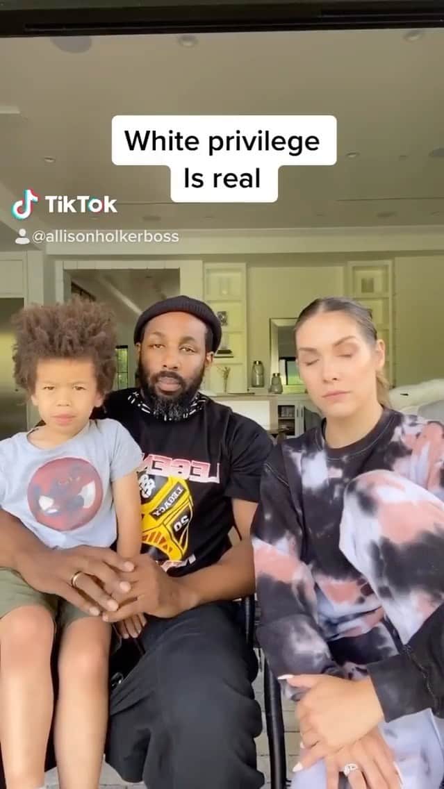 エリカ・クリステンセンのインスタグラム：「Repost from @allisonholker • Listen to the ones that need to be heard. Voice: @bigmammaofficial」