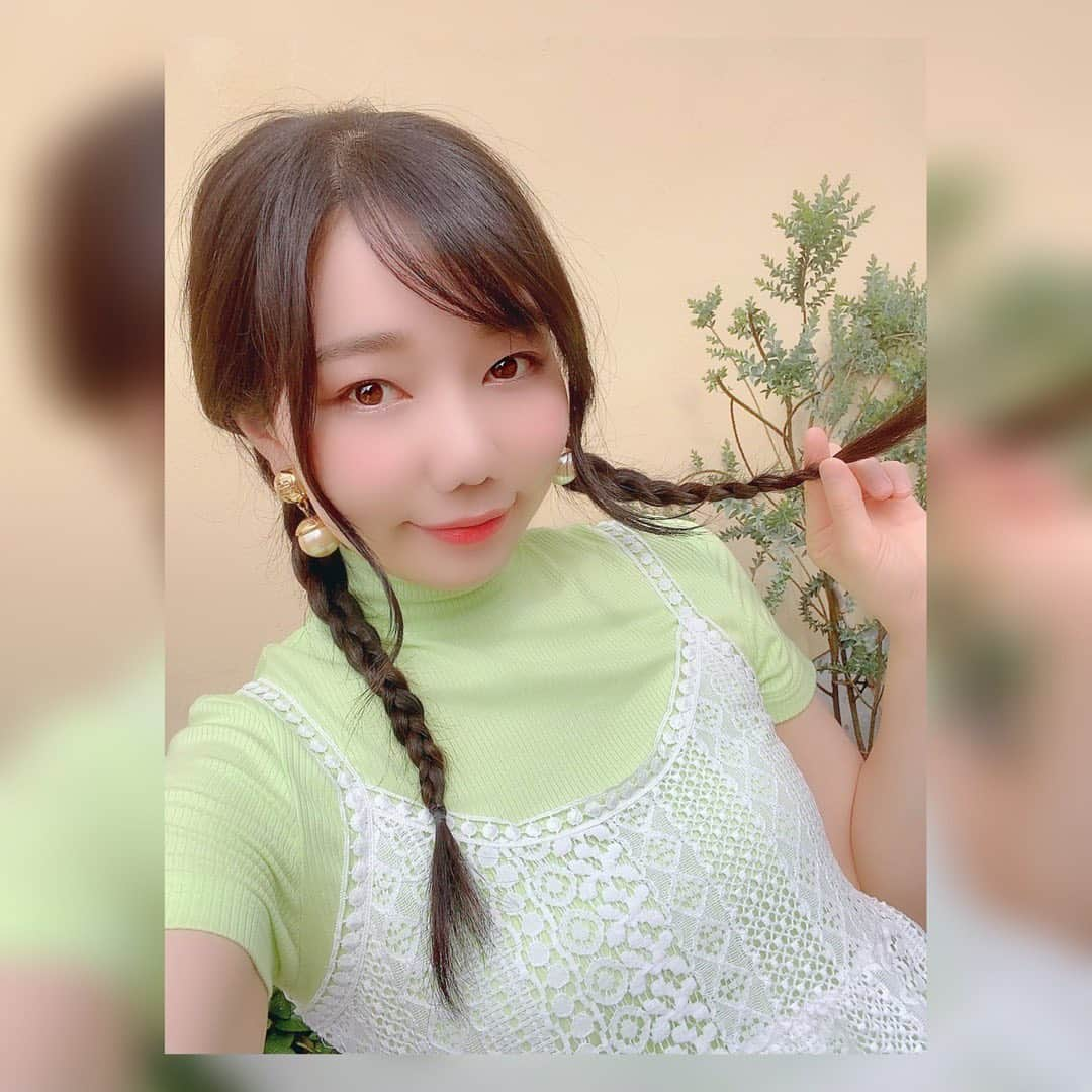 樋口みどりこさんのインスタグラム写真 - (樋口みどりこInstagram)「The sun gives me energy☀️☀️ #fashion  #cordinate  #yellowgreen  #tshirt  #pants  #goodday  #followｍe  #earlysummer #leaf #hevylotation  #goodevening  #6月 #コーデ  #ファッション  #ラフコーデ  #ハッピーライフ  #ヘアスタイル #黒髪 #三つ編み  #おさげ  #日光浴 #太陽 #まぶしそう  #イエローグリーン  #ヘビロテ  #みどりのある暮らし  #みどりこのある暮らし #樋口みどりこ #おしゃれさんと繋がりたい」6月5日 9時13分 - higuchimidoriko