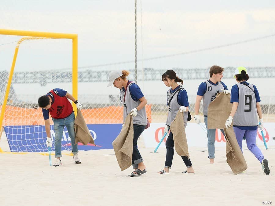 日本サッカー協会さんのインスタグラム写真 - (日本サッカー協会Instagram)「本日は #環境の日 、#世界環境デー。環境について考える日です。  ビーチサッカーの大会では、裸足の選手がケガをしないためのピッチ整備も兼ね、「ビーチクリーン」と呼ばれる清掃活動を行っています。2019年に明石市大蔵海岸公園で行われた国際親善大会でも、#アディダスジャパン 協力のもと、実施しました。 環境を大切にしようという思いに支えられ、#ビーチサッカー は行われています。  #WorldEnvironmentDay #jfa #beachsoccer #daihyo」6月5日 9時23分 - japanfootballassociation