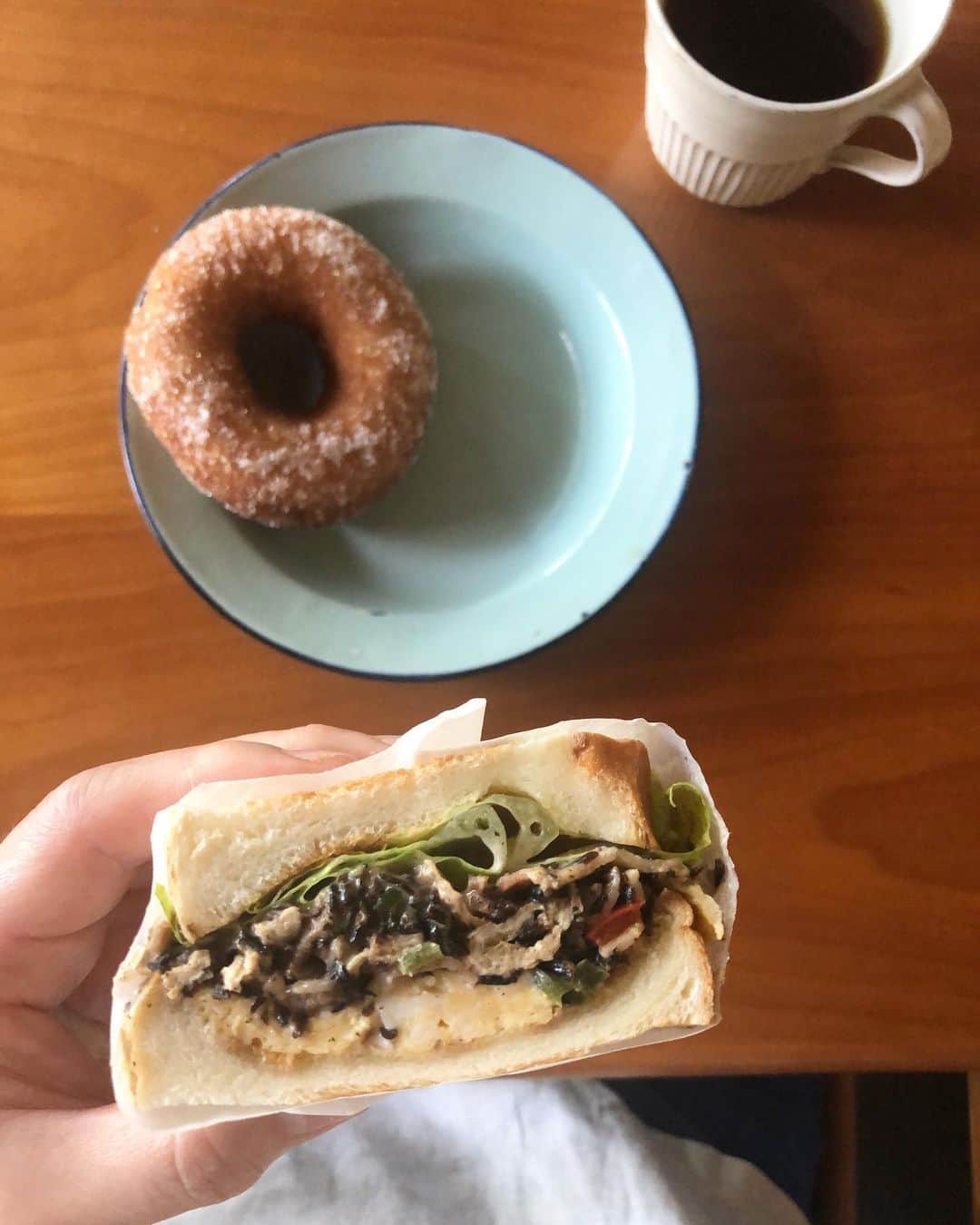 小堀紀代美さんのインスタグラム写真 - (小堀紀代美Instagram)「おはようございます。 今朝はひじきのサンドイッチとドーナツにコーヒー。  以前は、きんぴらとかの"ザ惣菜"が入っているサンドイッチはえっーー😳って食べず嫌いでした。  いまは、わざわざサンドイッチ分を多めに作るくらい好きです。ひじきの炒め煮とかきんぴらとか甘辛に味付けしたものとマヨネーズを少し混ぜて、よく合うのです。  しっかり味の付いている惣菜には、卵には味を付けずに、ふわっとまとめるだけにして、または薄焼き玉子にしたり。今朝は、野菜不足かなぁと思ってレタスもはさみ、と言っても２枚。  見た目に反しておいしいですよー。たくさん作って残った時などにぜひお試しください。  #ライクライクキッチンの毎日和食 📙に掲載のひじきの炒め煮（簡単な方）、良かったら参考にしてください😊  気持ちよく１日がすごせますよーに🌿」6月5日 9時19分 - likelikekitchen