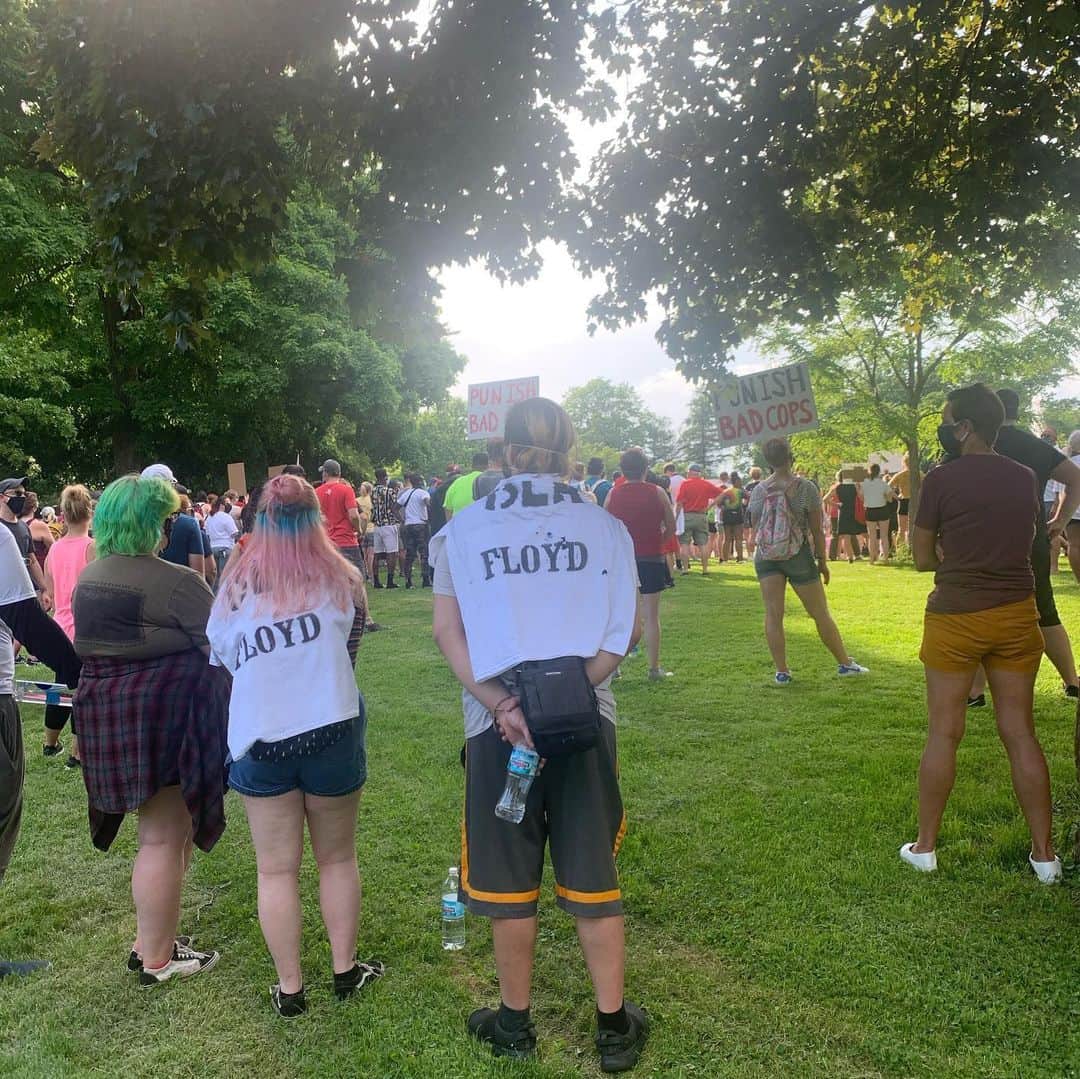 レベッカ・ノックスのインスタグラム：「I got to attend this beautiful and peaceful protest today in Davenport . There was such a strong solidarity to fight for a better , equal world. #blacklivesmatter」