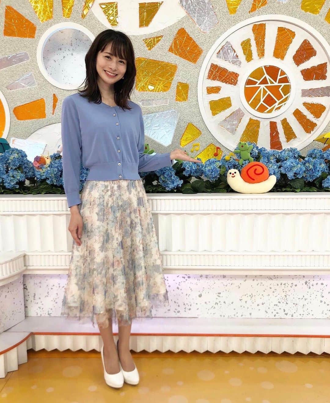 高見侑里さんのインスタグラム写真 - (高見侑里Instagram)「◡̈♥︎﻿ ６月に入って、めざましのスタジオのセットも新しくなっていました🐌 ﻿ トップス&スカート…#LAISSEPASSE﻿ ピアス…#ABISTE」6月5日 9時28分 - yuri_takami_official