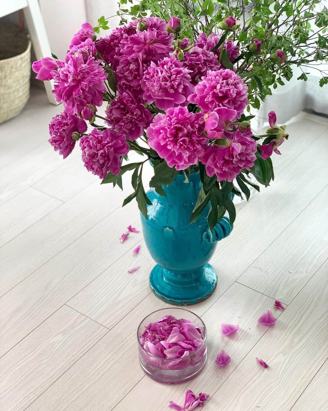 のインスタグラム：「・ ・ 散りゆく時まで美しく慈しむ  写真撮ってるそばからパラパラと花びらが落ちた 最後まで美しさをありがとう😌🙏🏻 ・ ・ #life #flowers  #peony #夕映」