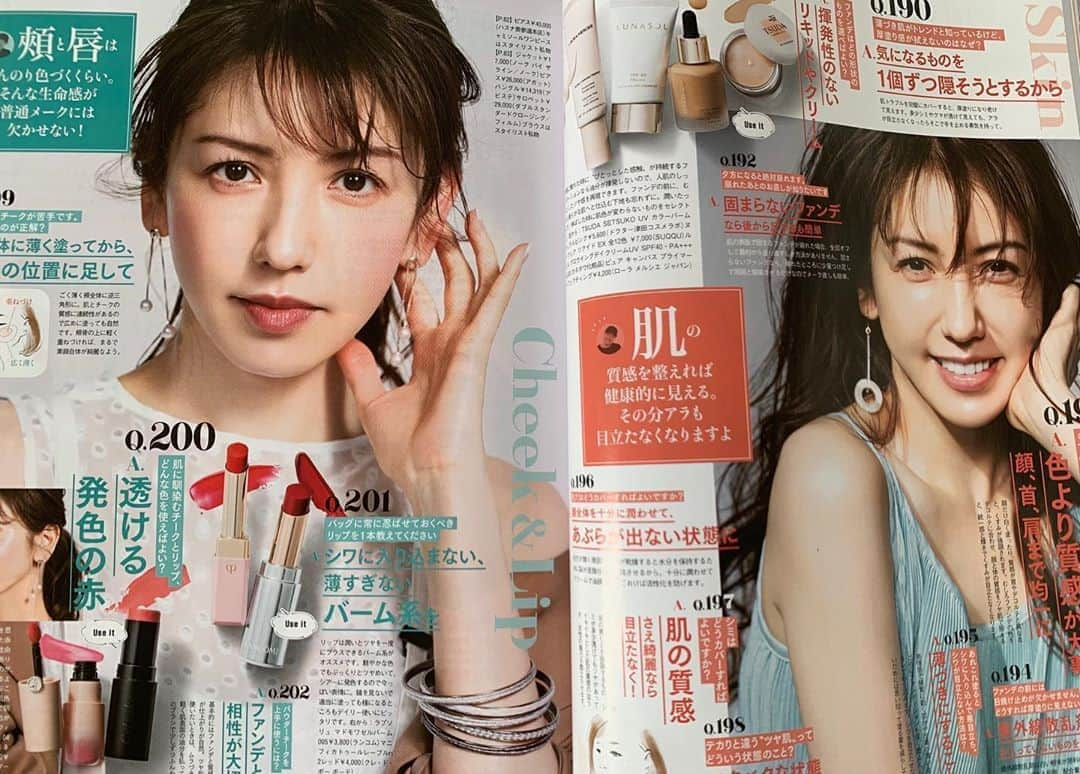 美香さんのインスタグラム写真 - (美香Instagram)「美st6月号📚 吉川康雄さんのメイク特集！ 吉川さんにメイクしてもらえるのが嬉しくて、著書を持ってスタジオ入りしました☺️ 撮影が終わり帰宅してスタジオの光ではない、リアルな生活の中で映る自分の肌を見て改めて感動。時間が経つにつれさらに肌に馴染んでよりナチュラルにより健康的に。 欠点を隠す＝美しさ ではないという発想。肌にトラブルのある日はつい色々と重ねてしまいがちですが、全てを隠すのではなく 勇気を持って止めてみようと思いました。 今日のメイク素敵ね！  より いつ会っても魅力的ね！が40代が目指すべき毎日メイク とのこと。 楽しい撮影でした！ ありがとうございました💗  @be_story_official  @yasuoyoshikawa  @mahoterada  @takeshikatoh  @yuka5427  撮影で着た水色のシャツとパンツ💙 どこのかなぁと思ったら 大好きな @doublestandard_official だったの。購入しました！ 今度着たらインスタしますねー💙」6月5日 9時37分 - mikaofficial99