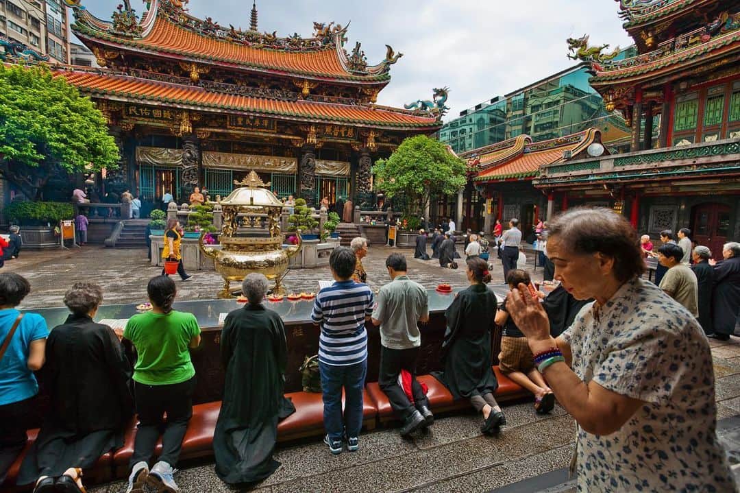 Michael Yamashitaさんのインスタグラム写真 - (Michael YamashitaInstagram)「Power of prayer: In times of crisis every religion finds the need for prayers. Here are a few photographs from Taiwan to Tibet - Buddhist, Christian, Confucian and Muslim, we pray for hope and healing in this time of multiple tragedies. “God shapes the world by prayer. The more praying there is in the world the better the world will be, the mightier the forces against evil." - Mother Teresa #powerofprayer #prayers」6月5日 9時42分 - yamashitaphoto