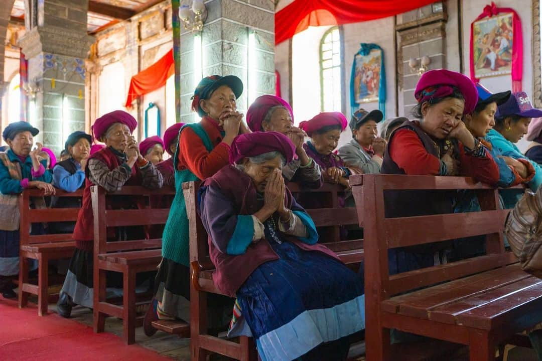 Michael Yamashitaさんのインスタグラム写真 - (Michael YamashitaInstagram)「Power of prayer: In times of crisis every religion finds the need for prayers. Here are a few photographs from Taiwan to Tibet - Buddhist, Christian, Confucian and Muslim, we pray for hope and healing in this time of multiple tragedies. “God shapes the world by prayer. The more praying there is in the world the better the world will be, the mightier the forces against evil." - Mother Teresa #powerofprayer #prayers」6月5日 9時42分 - yamashitaphoto