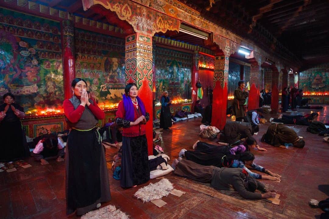 Michael Yamashitaさんのインスタグラム写真 - (Michael YamashitaInstagram)「Power of prayer: In times of crisis every religion finds the need for prayers. Here are a few photographs from Taiwan to Tibet - Buddhist, Christian, Confucian and Muslim, we pray for hope and healing in this time of multiple tragedies. “God shapes the world by prayer. The more praying there is in the world the better the world will be, the mightier the forces against evil." - Mother Teresa #powerofprayer #prayers」6月5日 9時42分 - yamashitaphoto