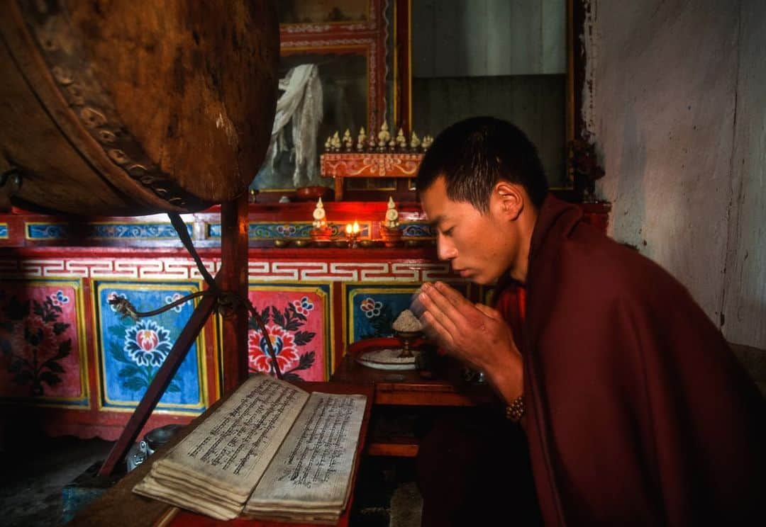 Michael Yamashitaさんのインスタグラム写真 - (Michael YamashitaInstagram)「Power of prayer: In times of crisis every religion finds the need for prayers. Here are a few photographs from Taiwan to Tibet - Buddhist, Christian, Confucian and Muslim, we pray for hope and healing in this time of multiple tragedies. “God shapes the world by prayer. The more praying there is in the world the better the world will be, the mightier the forces against evil." - Mother Teresa #powerofprayer #prayers」6月5日 9時42分 - yamashitaphoto