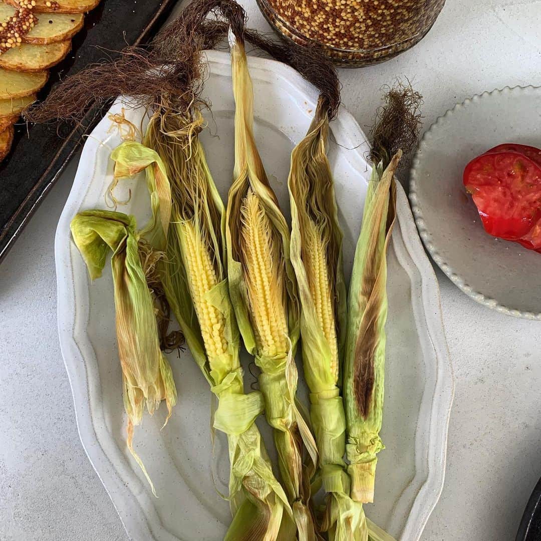 mitsuxmitsu24のインスタグラム：「Fresh vegetable 🌽 * * 焼いただけ。 シンプルイズベスト。 * * #ろく助の塩で食べたよ #甘くて美味しい #ヒゲまで食べれるよ #アラジングラファイトグリラー  #breakfast  #freshvegetables  #babycorn #table #vegetables  #朝ごはん　#朝食　#おうちごはん  #食卓　#新鮮野菜  #ベビーコーン」