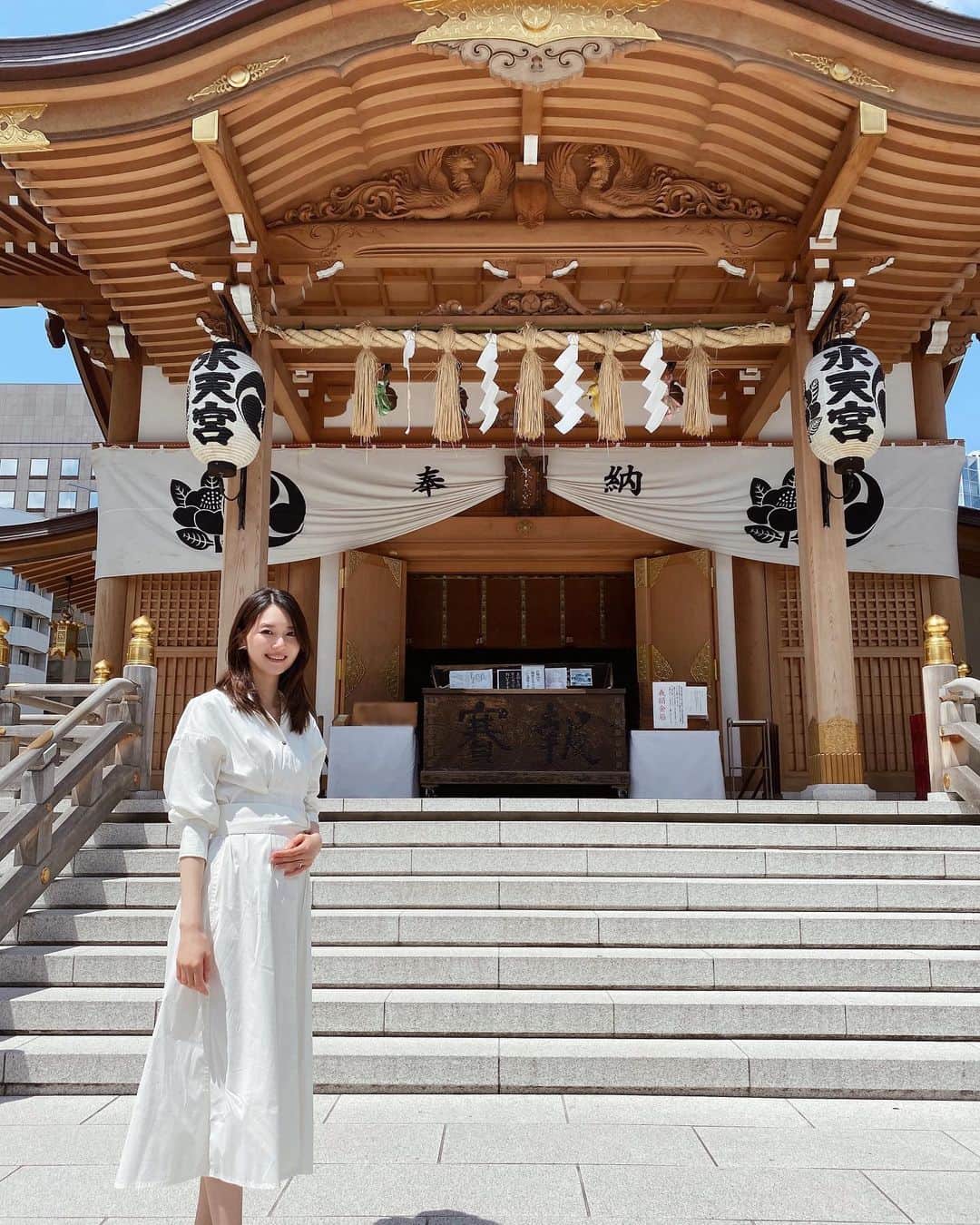 橋本まゆのインスタグラム：「ご報告🌿﻿ ﻿ 私事ではありますが﻿ この度お腹に大切な命を授かりました🕊﻿ : 初秋には新しい家族が増える予定です。﻿ 妊娠初期は悪阻など色々と不安な事も沢山ありましたが、スーパーポジティブ夫の一言一言が支えになり、安定期が過ぎた今では体調も安定し日に日に大きくなっていくお腹と力強い胎動に毎日驚きを感じています。﻿すでに愛おしさでいっぱい🥰﻿ ﻿ まだまだ収束とはいかない日々が続いていますが残りわずかなマタニティライフを大切に夫婦+🐶と楽しみながら過ごしていきたいと思います。﻿ ﻿ 今後ともよろしくお願いいたします🌷  #ご報告#水天宮#安産祈願#マタニティライフ」