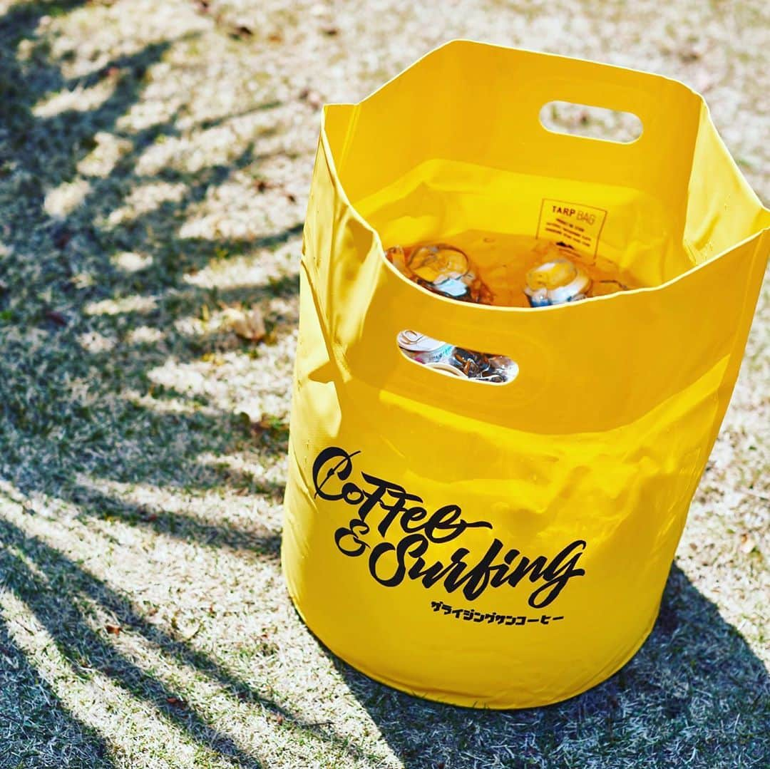 坂口憲二（THE RISING SUN COFFEE）さんのインスタグラム写真 - (坂口憲二（THE RISING SUN COFFEE）Instagram)「◆TRSC OUTDOOR ACTIVITY◆ .  TRSC ORIGINAL TARP BAG(YELLOW,BLUE)  アウトドアツールとして海や川などのレジャーはもちろん、ゴミ箱、ガーデニングバッグ、ランドリーバッグ、その他いろいろな収納のアイデアとして活躍するタープバッグになります。  使わない時は小さく折り畳め、気軽に持ち出すことが出来ます。  容量は約35L、販売は明日土曜日、正午よりオンラインストアにて開始します！  #coffee #coffeebeans  #coffeeroaster  #coffeelab  #coffeeandsurfing  #coffeetime  #coffeelover  #coffeebreak  #coffeeshop  #coffeestand  #coffeeholic  #coffeehouse  #coffee_inst  #coffeemaker  #coffeeshops  #coffeecoffeecoffee  #coffeenclothes  #coffeeaddict  #coffeeculture  #coffeemorning  #coffeemag #specialitycoffee  #tarpbag #TRSC」6月5日 9時52分 - therisingsuncoffee