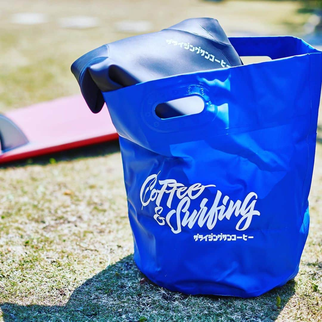 坂口憲二（THE RISING SUN COFFEE）さんのインスタグラム写真 - (坂口憲二（THE RISING SUN COFFEE）Instagram)「◆TRSC OUTDOOR ACTIVITY◆ .  TRSC ORIGINAL TARP BAG(YELLOW,BLUE)  アウトドアツールとして海や川などのレジャーはもちろん、ゴミ箱、ガーデニングバッグ、ランドリーバッグ、その他いろいろな収納のアイデアとして活躍するタープバッグになります。  使わない時は小さく折り畳め、気軽に持ち出すことが出来ます。  容量は約35L、販売は明日土曜日、正午よりオンラインストアにて開始します！  #coffee #coffeebeans  #coffeeroaster  #coffeelab  #coffeeandsurfing  #coffeetime  #coffeelover  #coffeebreak  #coffeeshop  #coffeestand  #coffeeholic  #coffeehouse  #coffee_inst  #coffeemaker  #coffeeshops  #coffeecoffeecoffee  #coffeenclothes  #coffeeaddict  #coffeeculture  #coffeemorning  #coffeemag #specialitycoffee  #tarpbag #TRSC」6月5日 9時52分 - therisingsuncoffee