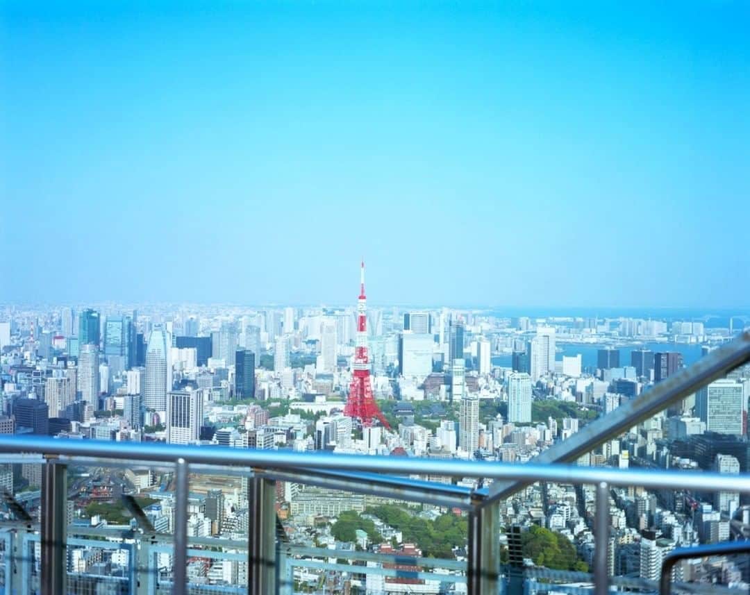 Tokyo City View 六本木ヒルズ展望台のインスタグラム：「【再オープンまであと24時間】 ＃東京シティビュー　再オープンまでカウントダウン！写真家・ホンマタカシさんがとらえた、休館中の東京シティビューをお届けします📸  本日は、スカイデッキで見る東京の街並みをお届け📮✨6/6(土)は、ぜひ気持ちいい初夏の風を感じに来てくださいね！ ・ 🌟再オープンの詳細はプロフィールのリンクから」