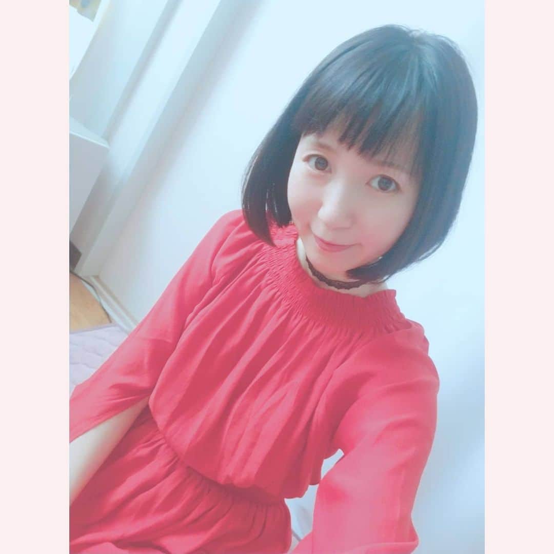 花澄さんのインスタグラム写真 - (花澄Instagram)「赤い服を着ました。(照)  自分の服だし もう2、3年は着てるのに このところパーカーとかばっかりだったから なぜか照れる。  #selfie」6月5日 10時16分 - textisan