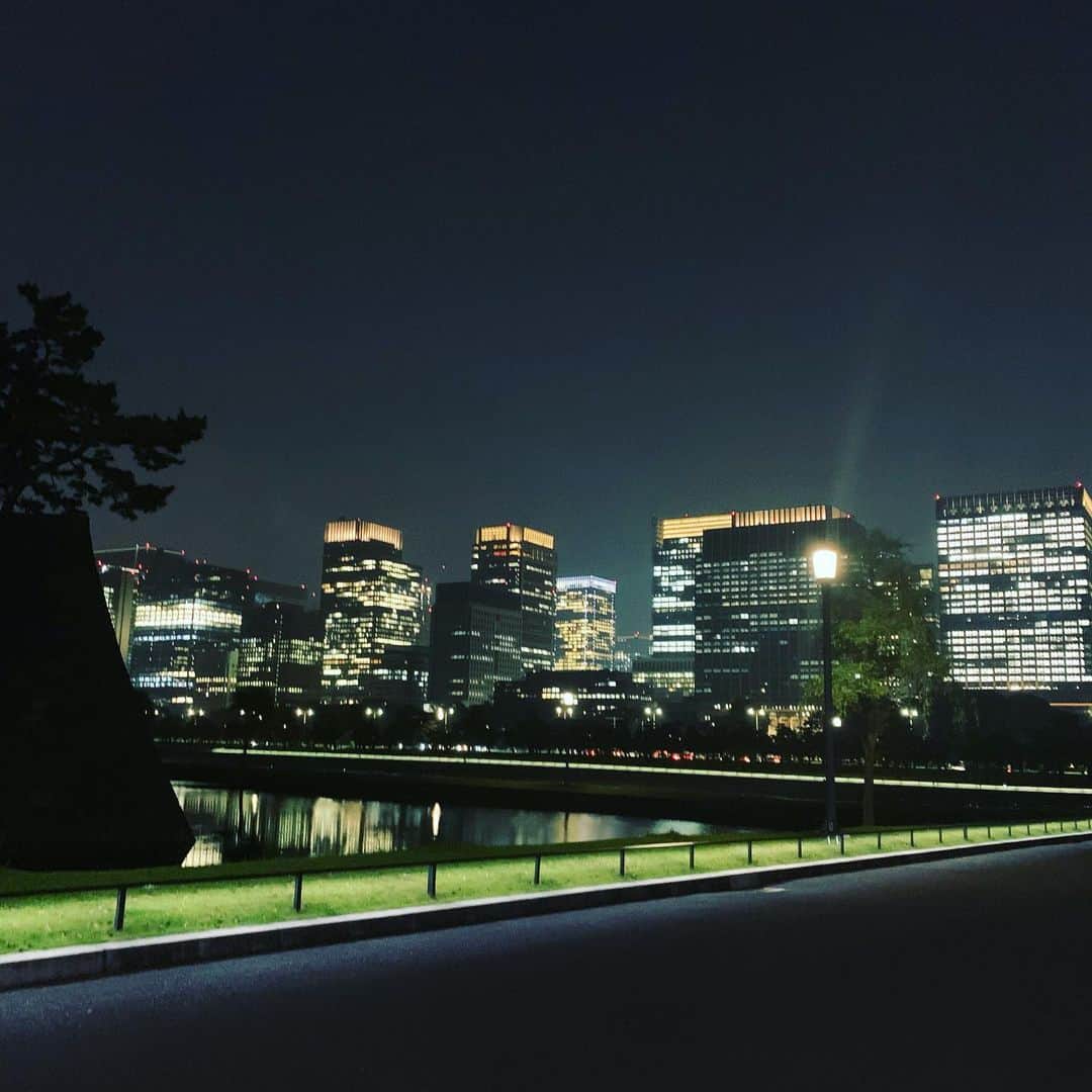 皇居ランナビのインスタグラム：「皇居は昼と夜では雰囲気が全然違います🌙🌃 夜は昼間より涼しいし、日焼けの心配もないから、走りやすいかも😊  夜の皇居もオススメですよー✨  #皇居 #皇居ランナビ #皇居ラン #皇居ランナー #おもてなしランナー #ランニング #ハシリマスタグラム #running #runner」