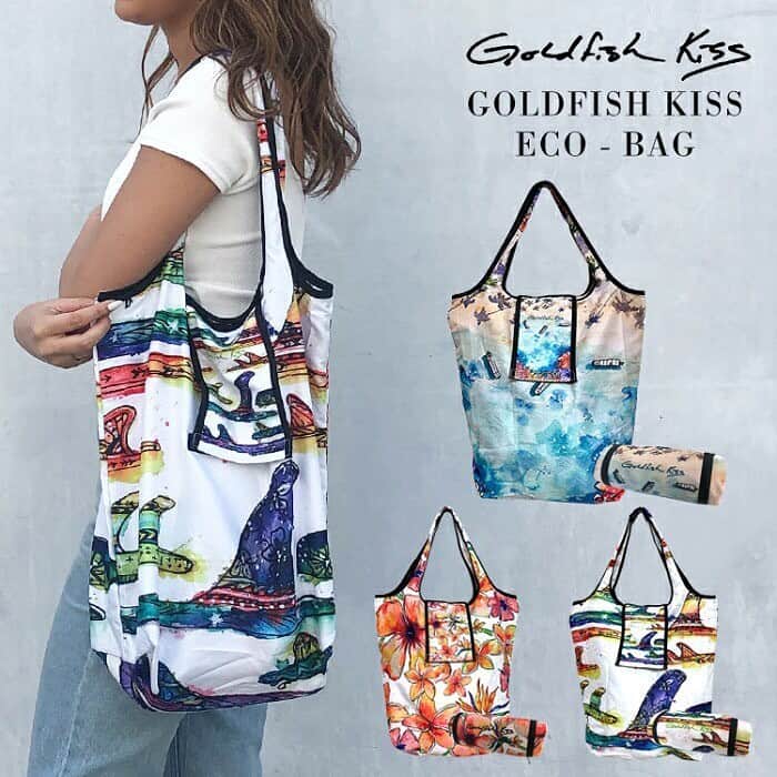 ラレイアのインスタグラム：「🌴 STOP 海洋汚染🌏🐋 ・ 7月からのレジ袋有料化対策にも 環境問題のためにも、マイバッグ習慣始めませんか？🌱 ・ ・ シアトル発サーフアーティスト @goldfish_kiss のアートデザインの折りたたみエコバッグ！ 一つ¥1,800+taxです😊 ・ ・ ・ そして #楽天 スーパーSALEスタートしました👏✨ 今だけ限定のUP TO 60%OFFセールも開催中！ クーポンもご利用可能なのでぜひお見逃しなく🏄‍♀️ ・ ・ ・ ---La Leia Precious Life(ラレイア)--- @laleia_official ・ 楽天市場店 https://www.rakuten.co.jp/laleia-p-life/ ・ au wowma店 https://wowma.jp/user/52666346 ・ Yahooショッピング店 https://shopping.geocities.jp/laleia-p-life/ ・ ・ #art#hawaii#aloha#surf#beach#laleia#ハワイ#フォトジェニック#インスタ映え#インスタ女子#アロハ#ビーチ#海を感じる雑貨#ラレイア#アート#ビーチガール#サーフスタイル#大人カジュアル#ゴールドフィッシュキス#ギフト#プレゼント#楽天スーパーセール #楽天 #goldfishkiss #エコバッグ #マイバッグ #海洋プラスチック問題 #環境問題」
