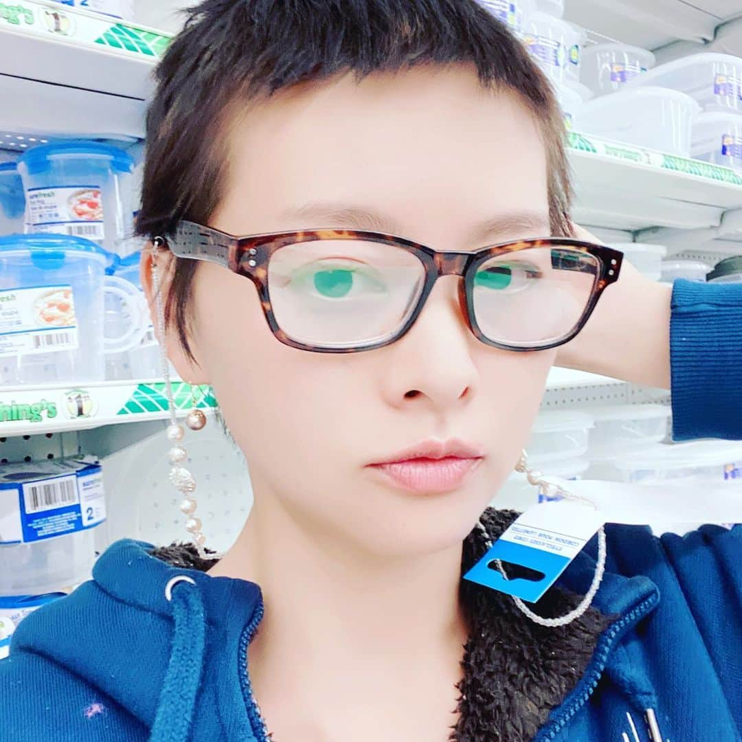 吉野紗香さんのインスタグラム写真 - (吉野紗香Instagram)「I’m wearing glasses🤓💕最近メガネっ子です🤓💕#glasses #verryshorthair #starwars #bb8 #parker #uniqlo #メガネ　#メガネっ子　#パーカー　#ユニクロ　#スターウォーズ #ベリーショートヘア」6月5日 10時40分 - sayakayoshino_official