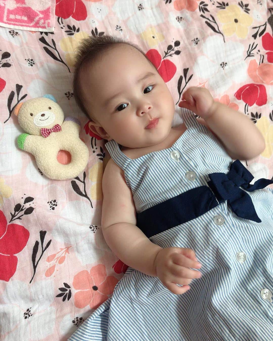 一木エリカのインスタグラム：「Emilyちゃん、生後6ヶ月検診へ🏥 Height  身長　67.2cm Weight  体重　7870g ぷくぷく👶🏻平均の大きさみたいです💓元気もりもりです⛱ 6 month old baby is very healthy!! 完全ミルク🍼離乳食は1日1回。 様子見で1日2回へしていこうかな〜🍚」