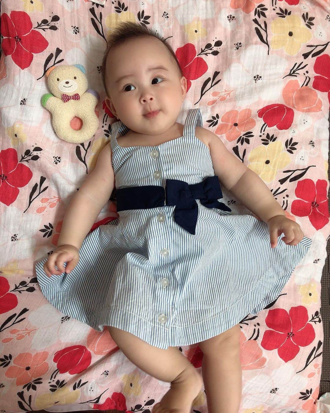 一木エリカのインスタグラム：「最近たまに、まんままんまって言う！！ ママって言ってるのかなぁ？？？🥰 She sometimes say , mamma mamma . Maybe saying Mama ?🥰」