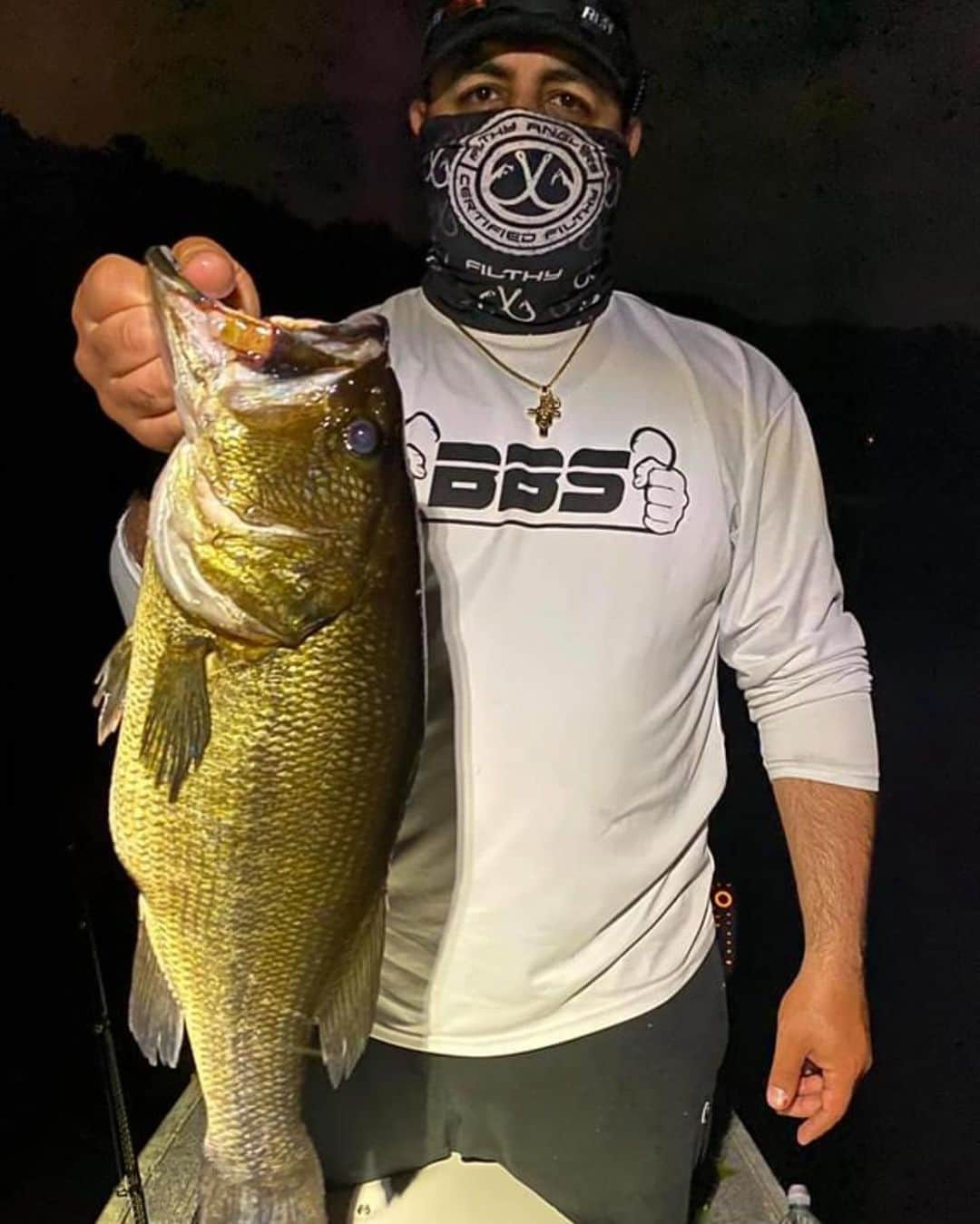 Filthy Anglers™さんのインスタグラム写真 - (Filthy Anglers™Instagram)「Night fishing who’s in? Definitely comes with some scary risks! I love it but typically enjoy it with a friend. Those beaver tail slaps are scary! Our buddy Joe @joem617 @bostonbassstranglers is all in and landed this 6.10! The big girls come out at night is what I hear?! Many folks love getting out at night, typically the winds are down, no traffic and the big fish are moving! Proof Zid in the pudding. Congrats on the catch Joe, you are Certified Filthy! www.filthyanglers.com #fishing #nightfishing #bass #filthyangkets #bassfishing #outdoors #largemouthbass #angker #kayak #getfilthy」6月5日 10時42分 - filthyanglers