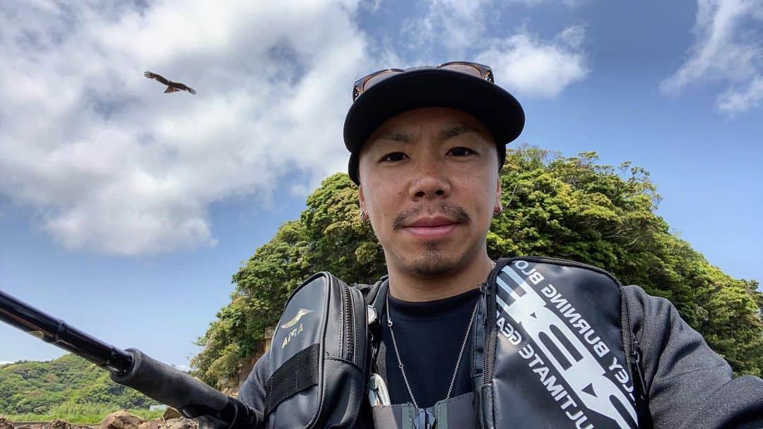 野中泰輔のインスタグラム：「天気が良いね☀️ もうすぐ梅雨か〜🤔 シーバスと出会う為に程々に頑張りましょうかね〜🎣 コロナ第二波も来そうだし油断はせずにやります👍🙏 #bboytaisuke #apia #rivelly #rbb #双進 #grandage」