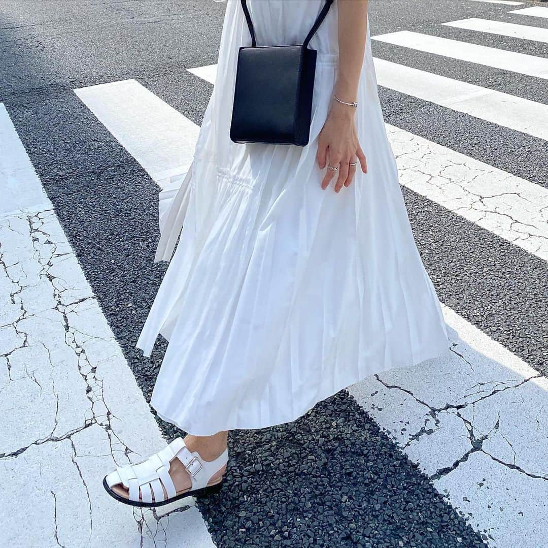 美生のインスタグラム：「#outfit﻿ ﻿ 膨張しない白のワンピといえば﻿ これで決まり✔︎﻿ ﻿ 大小のプリーツが﻿ ほんまに可愛いし﻿ 前後は高めの位置から﻿ ドッキングされてるから﻿ 足長効果✔︎﻿ 上はカットソー生地なので﻿ 着やすいし♡﻿ ﻿ 買ってよかった！お気に入り♡﻿ ﻿ ﻿ #donobanstaffsnap」