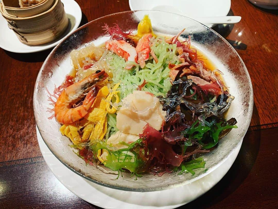 のインスタグラム：「冷やし中華始まりましたね♡  #冷やし中華 #思わず一口食べてから撮影  #夏日」