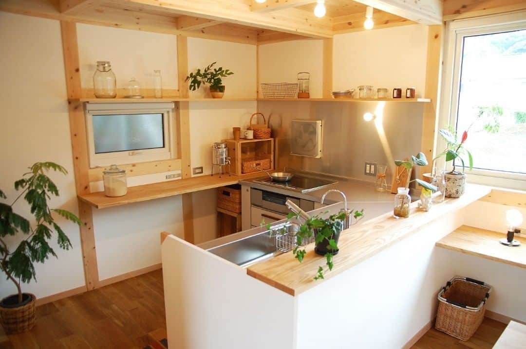 田中工務店／大阪／木の家さんのインスタグラム写真 - (田中工務店／大阪／木の家Instagram)「. 既成品のL型キッチンと造作カウンターを組み合わせ、コの字型キッチンに。 . 暮らしのアイデア・写真は👇🏻のタグからどうぞ @tanaka.komuten #tanakakomuten_kitchen . ----------------------------- 家を建てること、それはいい時間を手に入れることを。 @tanaka.komuten は大切な人との豊かな時間という価値を、設計士とつくる木の家づくりを通して、お客様に届けることを目的としている大阪北摂・吹田市にある工務店です。 この価値観と合う方はぜひフォローください🤲🏻✨ . #対面キッチン #コの字キッチン #家事動線 #インドアグリーン #グリーンのある暮らし #観葉植物のある暮らし #植物のある暮らし #暮らしを楽しむ #シンプルな暮らし #インテリア雑貨 #注文住宅大阪 #注文住宅 #北摂 ##吹田市 #豊中市 #箕面市 #池田市 #茨木市 #roomclip」6月5日 11時08分 - tanaka.komuten