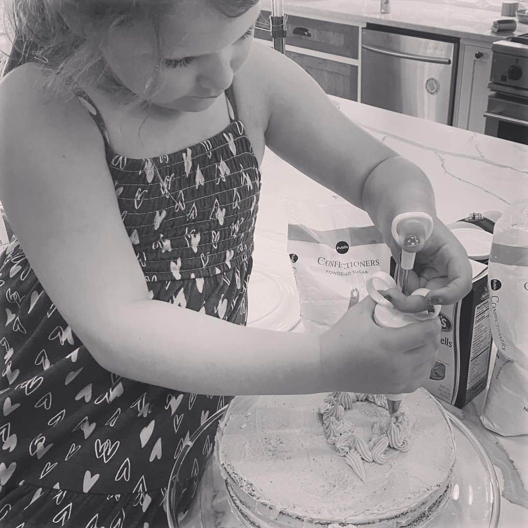 ヒラリー・スコットのインスタグラム：「Did some baking tonight with my girl and it was good for the soul. Thankful for these moments.💗」