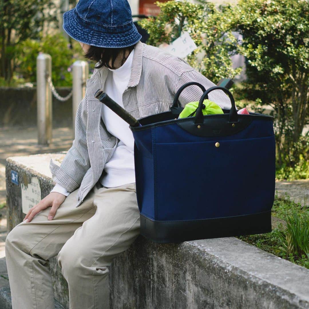 HERZ ヘルツさんのインスタグラム写真 - (HERZ ヘルツInstagram)「キナリ×キャメル2020﻿ ﻿ 本店：西邑はボストン並の容量を誇るトートバッグを。﻿ 「コロナが落ち着いたら こいつをピクニックに連れてってやってください！！」﻿ ﻿ 日本製キャンバスとヘルツのオリジナルレザーで作った鞄たち。﻿ プロフィールのURLからオンラインショップやブログをご覧いただけます。﻿ ﻿ ﻿ #HERZ﻿ #ヘルツ﻿ #キャンバス﻿ #倉敷帆布﻿ #革鞄﻿ #leather﻿ #tote﻿ #boston﻿ #トートバッグ﻿ #大きいトート﻿ #ピクニック﻿ ﻿」6月5日 11時30分 - herz_bag