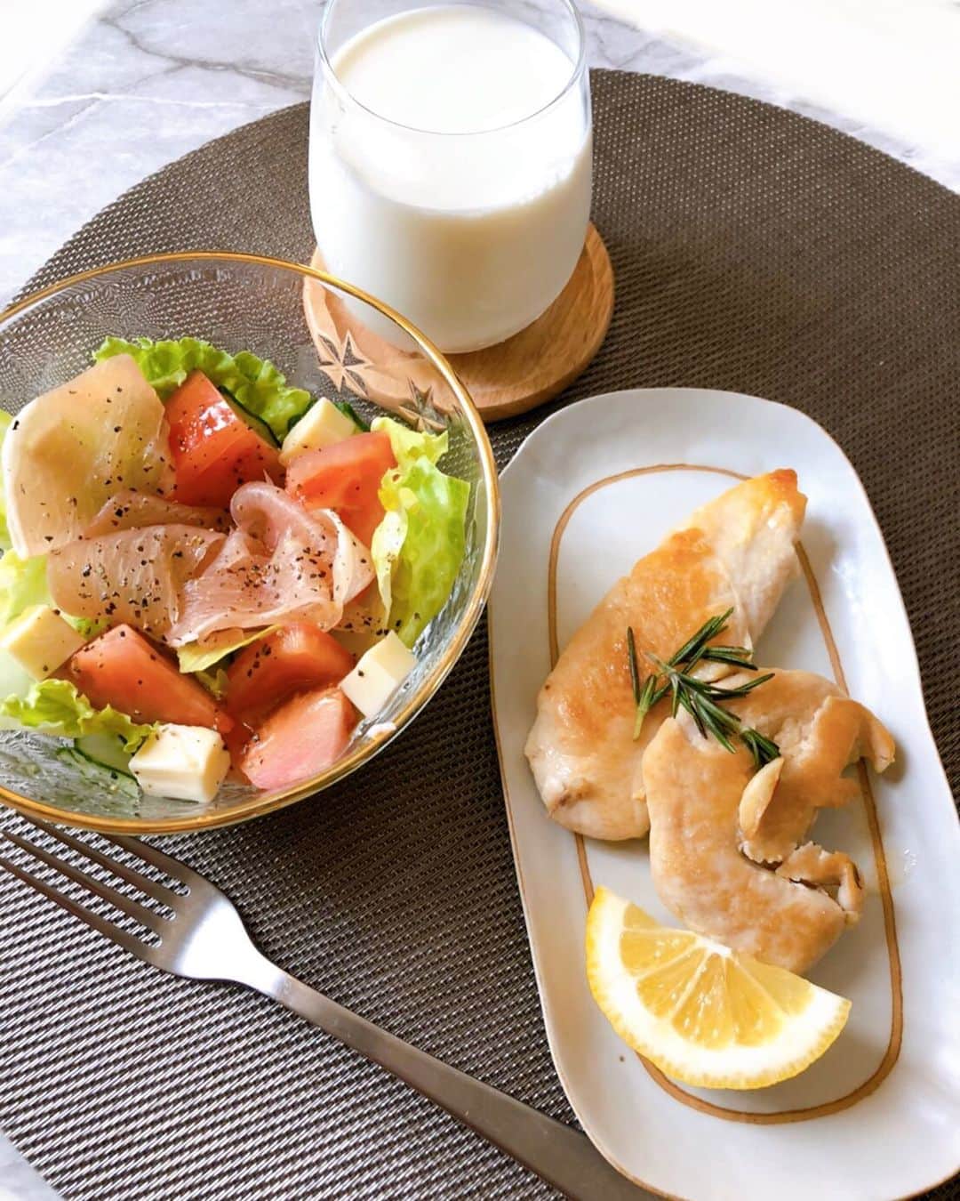 江口輝のインスタグラム：「朝飯！！！ #朝ごはん #breakfast #嫁ごはん #コンフィ #サラダ #ごちそうさまでした #芸人 #松竹芸能」