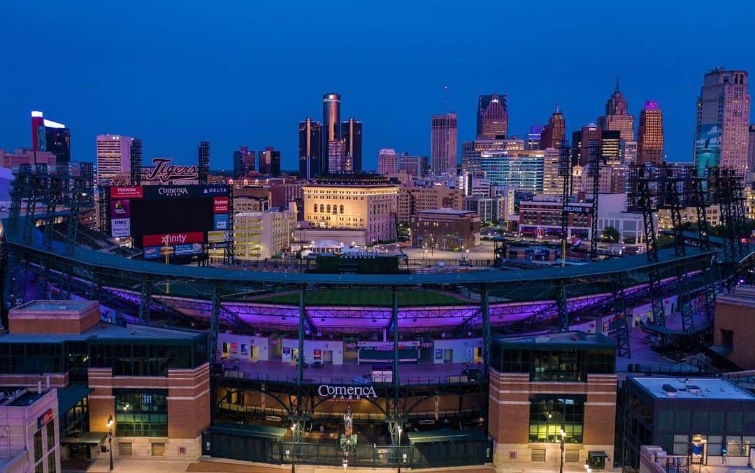 デトロイト・タイガースさんのインスタグラム写真 - (デトロイト・タイガースInstagram)「We join with Detroit by lighting Comerica Park purple in honor of George Floyd. #EverybodyVsRacism」6月5日 11時46分 - tigers