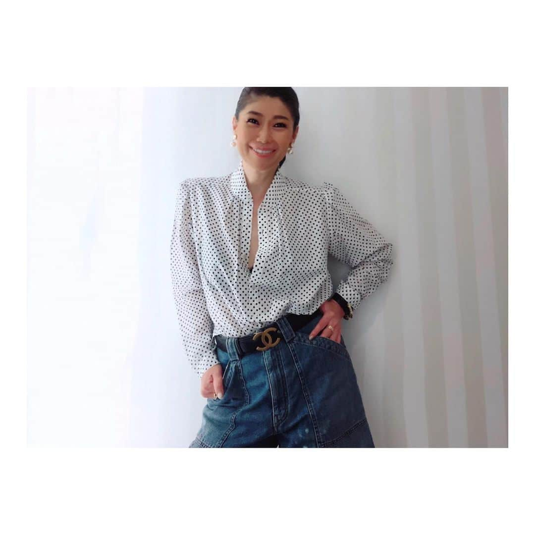 Taki Tanakaさんのインスタグラム写真 - (Taki TanakaInstagram)「ＰＯＬＫＡＤＯＴＳ  #ootd #outfitoftheday #outfit  blouse #robertrodriguez pants #valentino  belt #chanel  水玉が好きです。 #最近気づきました  楽で着心地が良い服になりがちですがたまにはボタンのある服をシャンとして着るのも大切ですね。 #といってもボタンほとんど開けてますが  #昔シリーズ この日も昔のアイテムばかりでした。 #良いもの好きなものを長く愛そう  #izastagram」6月5日 11時57分 - tanakataki