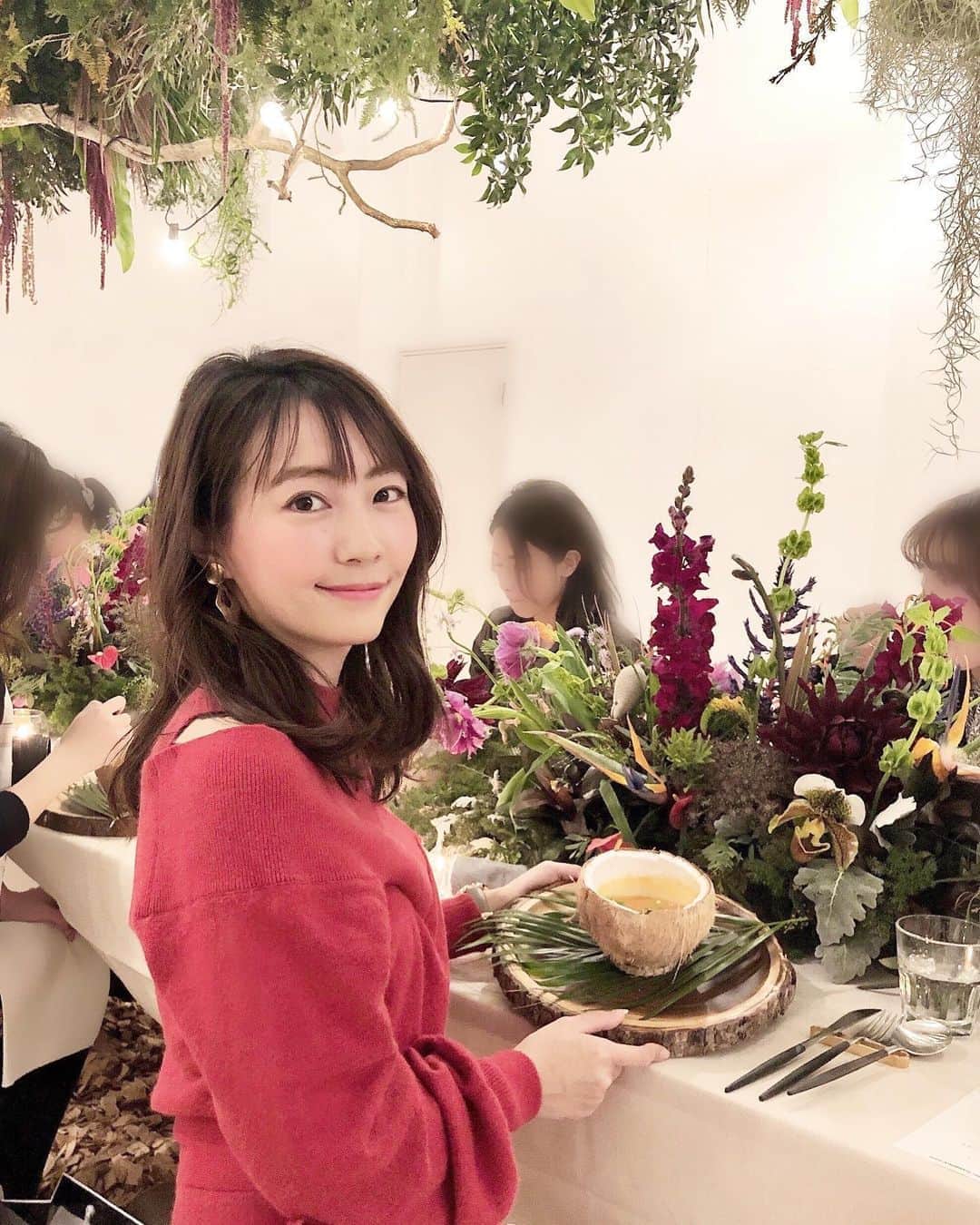 うえむらちかのインスタグラム：「#ものがたり食堂﻿ ﻿ 6月5日は環境の日﻿ ﻿ 現在、地球は6600万年ぶりの大量絶滅期に入り、毎年4万種もの生物が絶滅していると言われています﻿ ﻿ 今年の2月に　#トヨタ環境チャレンジ2050 の取り組みのひとつとして1日だけ限定オープンした『食』を通じ地球環境を知るレストラン「ものがたり食堂 地球のお話編」🌏﻿ ﻿ フードディレクター #さわのめぐみ さんが﻿ 地球の環境に配慮された食材を使って考え抜いたフルコースをいただきました🍽﻿ ﻿ ﻿ ::::::::::୨୧:::::::::: ୨୧ menu ୨୧::::::::::୨୧:::::::::::﻿ ﻿ 🌿食前酒　花の根﻿ カリンと白ワイン　米麹胡瓜🥒﻿ ﻿ 🌿めぐりめぐる土﻿ 食べることのできる土﻿ ﻿ 🌿森の人の好物﻿ ミモザのサラダ　食べられる紙﻿ ﻿ 🌿もみじの本音﻿ 害獣と呼ばれる鹿肉のハンバーガー﻿ ﻿ 🌿エビカニ合戦﻿ ウチダザリガニを使ったビスク﻿ ﻿ 🌿海の再生﻿ パンガシウスのアクアパッツァ﻿ 水質改善に役立つプランクトンを食べてくれるムール貝を使用﻿ ﻿ カクテル　海の香り﻿ ムール貝の出汁のあまり　菜の花の発酵﻿ ﻿ 🌿未来のメインディッシュ﻿ ダチョウのロースト﻿ ﻿ カクテル　土の色﻿ ゴボウと生姜　クロモジを添えて﻿ ﻿ 🌿すぐそばで﻿ 絶滅危惧種に指定されているとても身近な食材コーヒーとカカオを使ったティラミス﻿ ﻿ ::::::::::୨୧::::::::::୨୧::::::::::୨୧:::::::::::୨୧::::::::::﻿ ﻿ とても考えさせられる料理の数々でした🍽﻿ ﻿ エビカニ合戦だけをとってみても﻿ エビの養殖の為にマングローブが伐採され環境問題になってる事を知り﻿ 対策として「エビの代わりにザリガニを食べるのはどうだろう？」と、とても美味しいスープを考案してくださっていました。﻿ 外来種は薬で駆除するより、食べることで生態系と環境を守れる一番の方法かもしれませんね🌊﻿ ﻿ お料理に合わせて出されたカクテルも﻿ 食材を無駄にすることなく活用されていて﻿ ムール貝の出汁を使った海の香りは﻿ 優しい口当たりがとても良いマリアージュになっていました🍸﻿ ﻿ 毎日当たり前に食べている食材が﻿ 絶滅危惧種になっていたり﻿ 環境破壊に繋がったり﻿ みんなが少し意識するだけで変わる未来もあるのではないかと﻿ 考えるきっかけになったとても貴重な時間でした😌✨﻿ ﻿ ﻿ ドリンク @nokishita.e.g﻿ 装花 @edalab ﻿ 写真 @junhonda.photo ﻿ 椅子&ウッドチップ @kay.uchida﻿ ﻿ #ものがたり食堂﻿ #環境 #環境問題 #環境保護 #トヨタ ﻿ #TOYOTA #pr #sdgs #sustainablefood #sustainable﻿ #サステナブル #エコ」