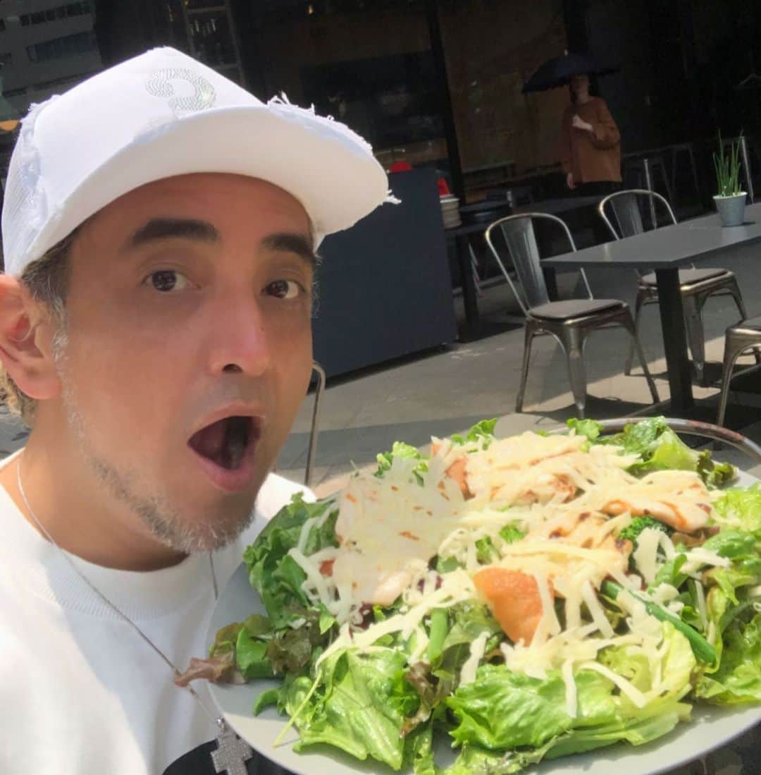 のインスタグラム：「5時間半の生放送結構体力使います、ランチは六本木ヒルズのオービカのテラスで気持ちよかった😊 デッカいサラダ🥗と短角牛のバーガーをパテふわふわでモッツァレラチーズとアンチョビバターの風味ナイスやイタリアンバーガー 🍔ノーケチャップでお願いします‼️今年食べたベストバーガーかも 帰って走らなきゃー🏃‍♂️ ＃オービカ #六本木ランチ #和牛バーガー  #短角牛  #オープンテラス」