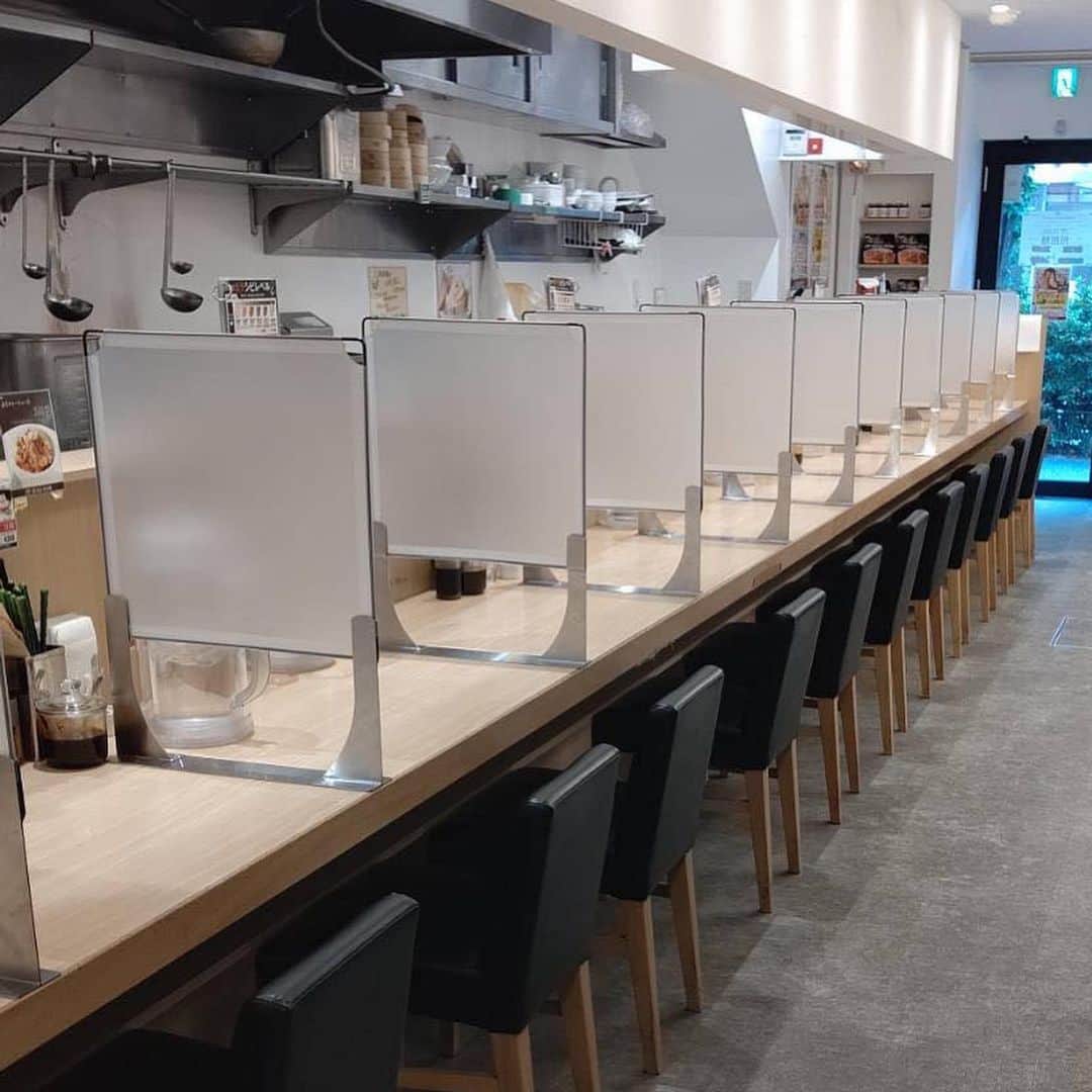 株式会社175さんのインスタグラム写真 - (株式会社175Instagram)「‪【TOKYO店、‬ ‪飛沫防止ガード設置しました】‬ ‪担担麺に全集中してご安心してお召し上がりください🍜‬ ‪#175deno #staysafe #新宿ラーメン　#担々麺　#新宿テイクアウト　#新宿デリバリー　#集中ブース　#鬼滅の刃 ‬」6月5日 17時27分 - 175_deno
