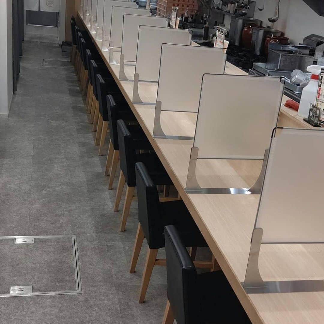 株式会社175さんのインスタグラム写真 - (株式会社175Instagram)「‪【TOKYO店、‬ ‪飛沫防止ガード設置しました】‬ ‪担担麺に全集中してご安心してお召し上がりください🍜‬ ‪#175deno #staysafe #新宿ラーメン　#担々麺　#新宿テイクアウト　#新宿デリバリー　#集中ブース　#鬼滅の刃 ‬」6月5日 17時27分 - 175_deno