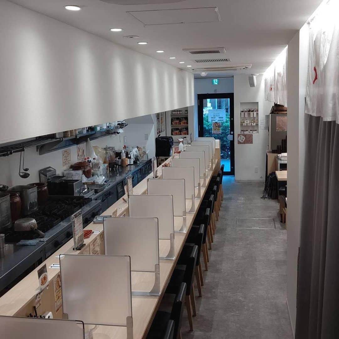 株式会社175さんのインスタグラム写真 - (株式会社175Instagram)「‪【TOKYO店、‬ ‪飛沫防止ガード設置しました】‬ ‪担担麺に全集中してご安心してお召し上がりください🍜‬ ‪#175deno #staysafe #新宿ラーメン　#担々麺　#新宿テイクアウト　#新宿デリバリー　#集中ブース　#鬼滅の刃 ‬」6月5日 17時27分 - 175_deno