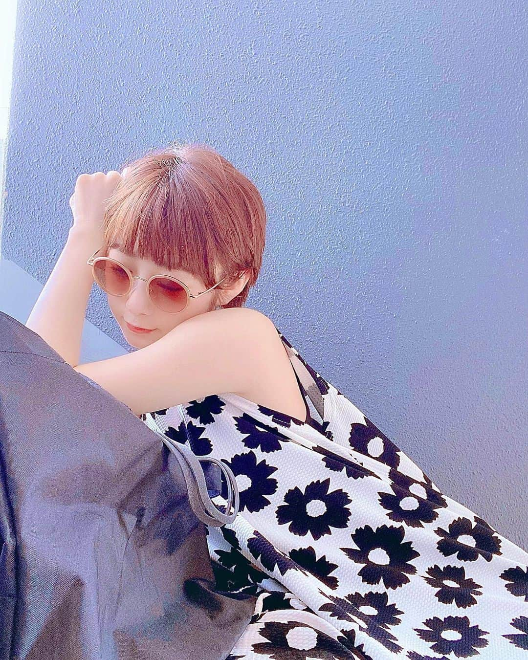 河内美里さんのインスタグラム写真 - (河内美里Instagram)「∗*ﾟ 服装、真夏🏝 . . . #満を持して  #ノースリーブワンピース  #涼しいかわりに #日焼け対策が面倒 #日傘必須 #置き忘れに厳重注意 #去年はひと夏で4本なくしてる #今年は0本を目指す . . .」6月5日 17時29分 - misato_kawauchi