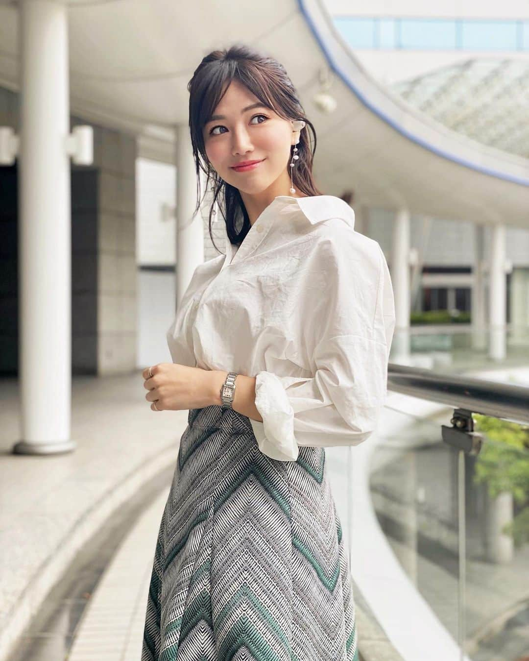 石井里奈さんのインスタグラム写真 - (石井里奈Instagram)「こんにちは☀️ . 久々に会社へ出勤👜✨ . おうちでも使用していたワイヤレスイヤホンのFalconをつけて通勤したよ🎧🎵✨私はJRも地下鉄にも乗るけど 地下でも地上でも電車に乗ってても 良音で快適～😌🎵💕 . 通勤コーデにも合うスタイリッシュなデザインがいいよね✨ . そしてなんと！何度か紹介させていただいて購入したいというコメントも多かったので今回クーポンコードを発行していただけることになりました👏 楽天でFalconをお得に買えるクーポン【BISR-AQJ6-RHOO-B7LK】です❤️ . 今月のSpopreにもタイアップで載ってるのでぜひチェックしてね💕✨ . 午後も頑張っていこうー！❤️ . #音楽 #イヤホン #ワイヤレスイヤホン #完全ワイヤレスイヤホン #bluetoothイヤホン #Noble #NobleAudio #Falcon #魔法の音 #通勤 #通勤コーデ #出勤 #オフィスコーデ #オフィスメイク #新社会人 #新入社員 #TWICE #音楽好き #Official髭男dism #ヒゲダン #韓国好き #韓国ダイエットダンス #ダンス #音楽好き #youtube #カラオケ #earphones #オフィスカジュアル #朝活」6月5日 12時03分 - ri7tin1025