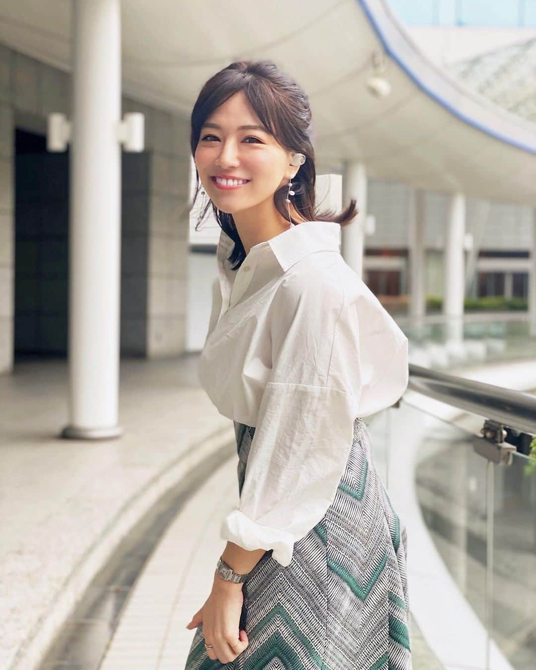 石井里奈さんのインスタグラム写真 - (石井里奈Instagram)「こんにちは☀️ . 久々に会社へ出勤👜✨ . おうちでも使用していたワイヤレスイヤホンのFalconをつけて通勤したよ🎧🎵✨私はJRも地下鉄にも乗るけど 地下でも地上でも電車に乗ってても 良音で快適～😌🎵💕 . 通勤コーデにも合うスタイリッシュなデザインがいいよね✨ . そしてなんと！何度か紹介させていただいて購入したいというコメントも多かったので今回クーポンコードを発行していただけることになりました👏 楽天でFalconをお得に買えるクーポン【BISR-AQJ6-RHOO-B7LK】です❤️ . 今月のSpopreにもタイアップで載ってるのでぜひチェックしてね💕✨ . 午後も頑張っていこうー！❤️ . #音楽 #イヤホン #ワイヤレスイヤホン #完全ワイヤレスイヤホン #bluetoothイヤホン #Noble #NobleAudio #Falcon #魔法の音 #通勤 #通勤コーデ #出勤 #オフィスコーデ #オフィスメイク #新社会人 #新入社員 #TWICE #音楽好き #Official髭男dism #ヒゲダン #韓国好き #韓国ダイエットダンス #ダンス #音楽好き #youtube #カラオケ #earphones #オフィスカジュアル #朝活」6月5日 12時03分 - ri7tin1025