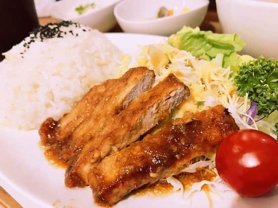 あつひろのインスタグラム：「ト・ン・テ・キ (๑•🐽•๑)  ライスは発芽玄米おこわ😋  #トンテキ定食 #まかない #ボリューミー #cocodetea #温泉紅茶 #JR大塚駅」